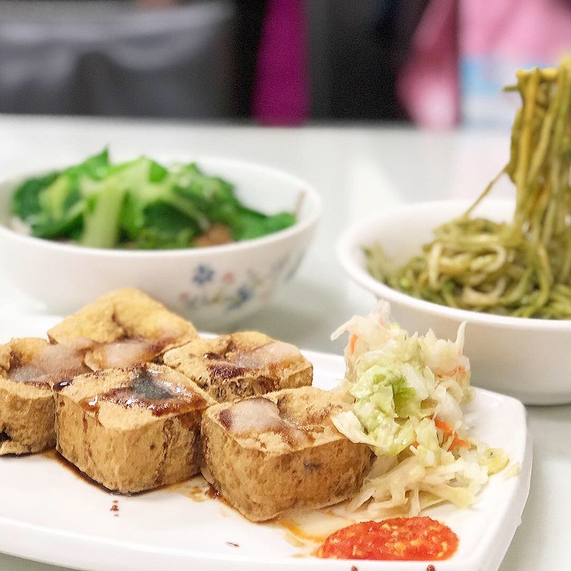【新竹竹北美食】博愛街臭豆腐、私房青醬乾麵推薦！來店必吃臭豆腐和青醬乾麵，湯類免費加湯，美味小吃CP值超高! 近竹北火車站。 @嘿!部落!