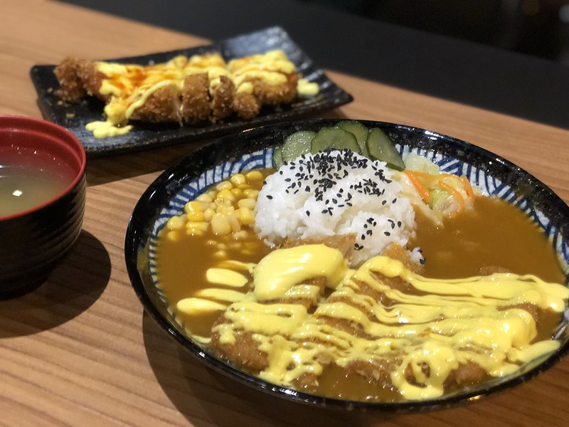 【新竹竹北美食】職人雙饗丼竹北店，竹北平價丼飯、日式炸物、酥脆炸豬排、便當、咖哩飯。內用雙葉冰淇淋、味噌湯免費享用，內文附詳細菜單介紹。（泰式酸辣雞排、月見牛丼、蜂蜜芥末豬排） @嘿!部落!