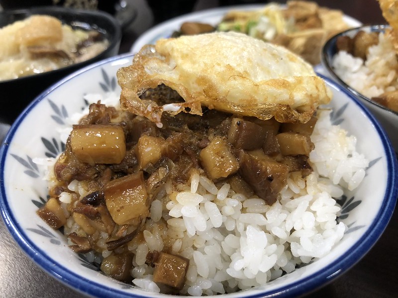 【新竹竹北美食】元氣燉品屋，燉品雞湯專賣店，平價午晚餐滷肉飯必搭半熟荷包蛋！白菜滷好吃必點，內文附詳細菜單介紹。 @嘿!部落!