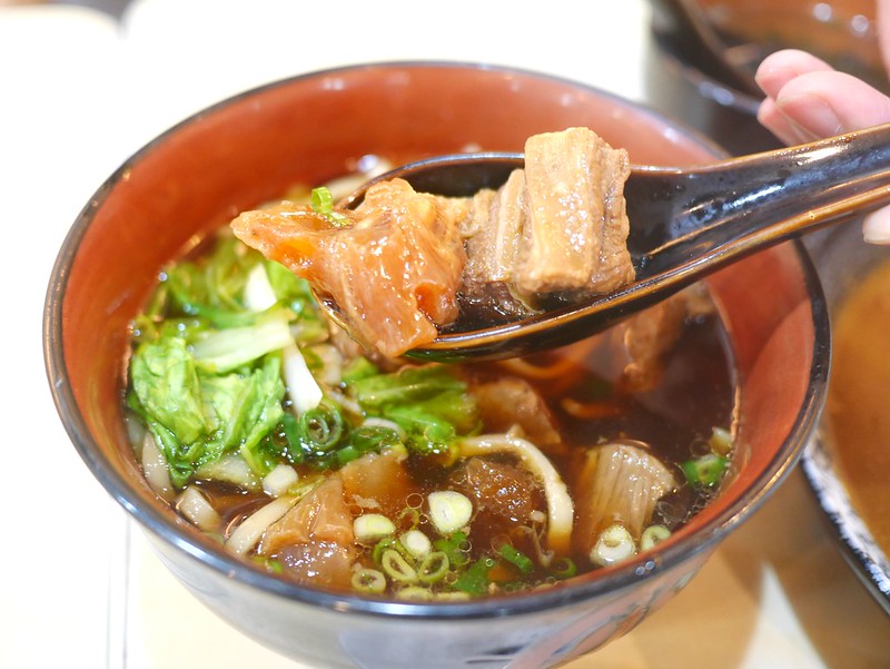 【新竹美食】三商巧福(竹北店)，原汁原味半筋半肉牛肉麵、咖哩雞肉飯好吃！限時優惠-三商i美食卡加APP會員送燙青菜一份。 @嘿!部落!