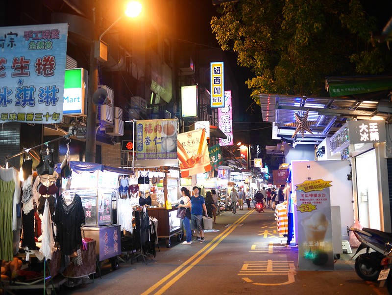 【宜蘭旅遊景點】羅東夜市小吃和美食推薦，停車方便、餐點平價好吃，來宜蘭必訪的大型觀光夜市。(三星蔥肉串、玉本舖三星蔥餅、嘟好燒、臭薯條、堂薯薯、阿傑港式薄餅、巧味冰庫)