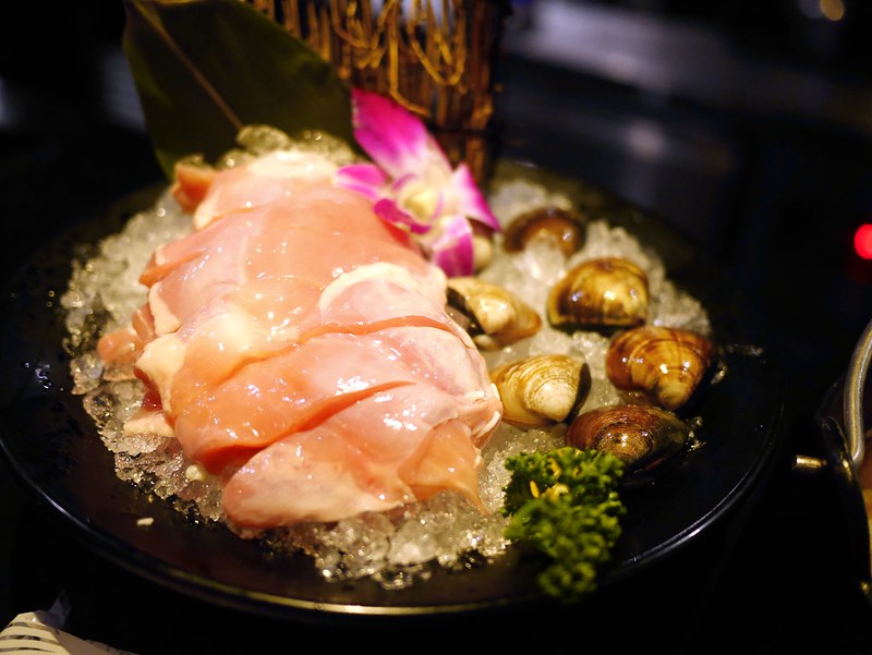 即時熱門文章：【台中美食】築間幸福鍋物 崇德店，營業至凌晨四點的個人涮涮鍋，必點濃郁菌菇牛奶鍋。(台中小火鍋．台中餐廳．U型吧台座位．平價鍋物推薦．台中崇德路美食餐廳推薦)