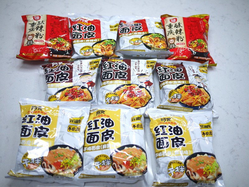 【美食分享】阿寬紅油麵皮，重慶酸辣粉開箱心得，紅油麵皮有麻醬味、酸辣味、麻辣味，哪一款最好吃？推薦必吃酸辣味紅油麵皮。即食乾拌麵、干拌面皮、酸辣粉推薦。 @嘿!部落!