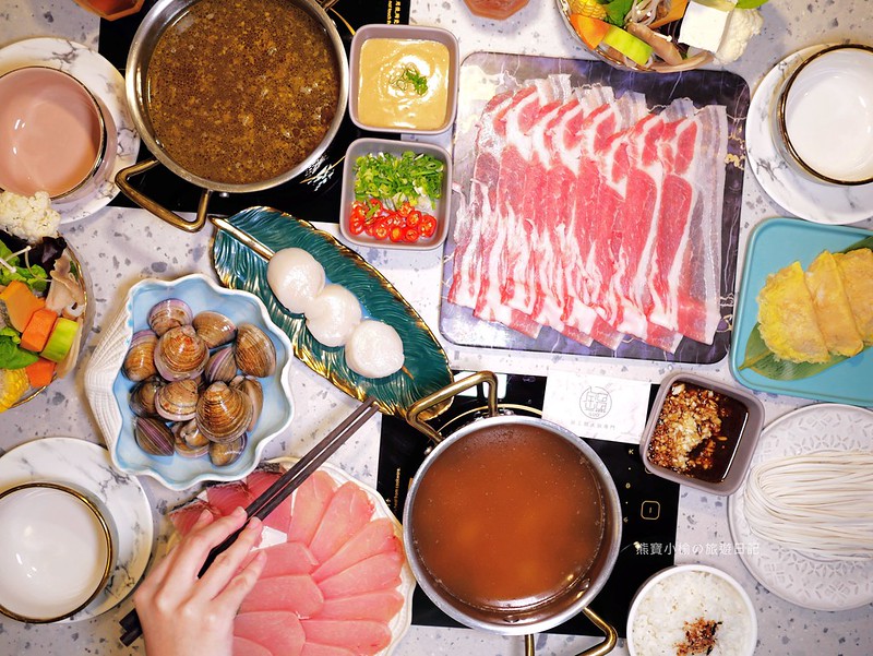 【新竹美食】鍋工館火鍋專門店，新竹巨城旁第一網美鍋物餐廳，2026年必吃的新竹市火鍋。獨家湯頭必點松露雞湯！消費滿五百元，下次可玩貝殼一把抓活動。新竹聚餐餐廳、新竹火鍋推薦、新竹必吃鍋物、個人豬肚湯小火鍋。 @嘿!部落!