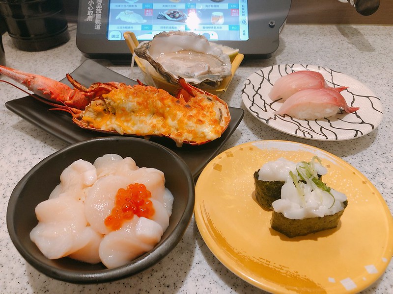 【台中美食】点爭鮮 Magic Touch 勤美店，平日用餐超大焗烤波斯頓龍蝦只要199元。午後限定北海道干貝丼飯！美國大生蠔、土瓶蒸、炸牡蠣、日式料理、迴轉壽司、勤美誠品綠園道餐廳。