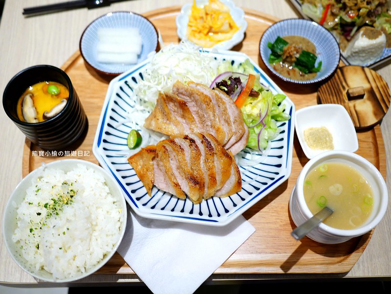 【台中美食】品田牧場日式定食.豬排 台中東海 J-mall店，台中JMall美食廣場2樓餐廳，新開幕來店打卡送好禮！大洋鮭西京燒好好吃，白飯、味噌湯、高麗菜還可以續加。(台中親子聚餐餐廳、台中東海美食餐廳、炸豬排定食、日式鰻魚丼飯、親子雞肉丼飯、滑蛋豬排丼飯、石狩鍋、牛肉壽喜燒)。