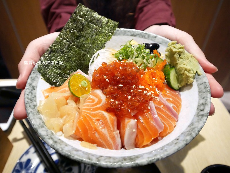 即時熱門文章：【新竹竹北美食】心丼隱食堂，竹北超高CP值日本料理店，超平價丼飯只要155元起，還有當日限定隱藏版日式料理！獨家壽司比薩、酥炸起司鮭魚壽司、日式鍋物、雞肉串串燒、明太子玉子燒、手卷。