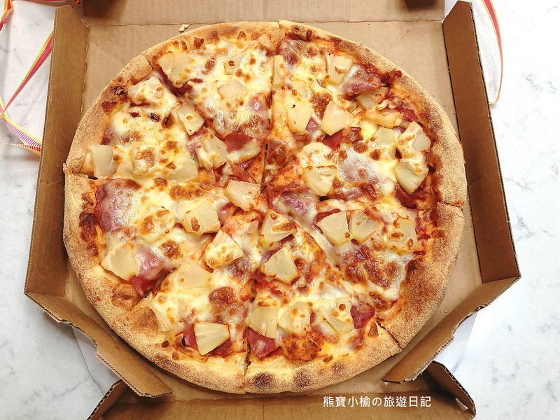 【全台美食】達美樂Domino’s外帶瘋水果系列大披薩，一個只要199元！夏威夷比薩好吃嗎？外帶依舊熱騰騰，美味不打折。 @嘿!部落!