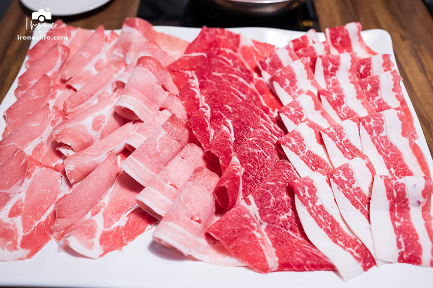 超霸氣海陸雙人套餐，一次吃到四種肉 海鮮拼盤， 50元就送50顆蛤仔！沾醬居然有松露醬油 @嘿!部落!
