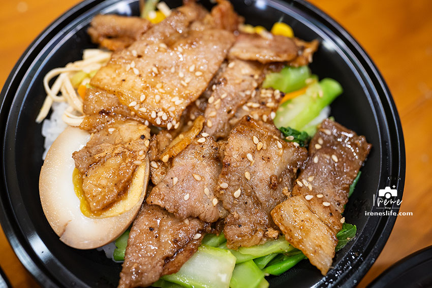 三重日式烤肉飯推薦，慢火現烤的燒肉片刷上自製烤肉醬，配上柴魚彷彿在吃日本貓飯 @嘿!部落!