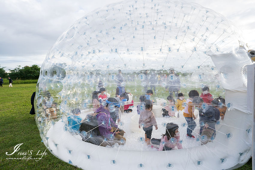 三重鴨鴨公園飄雪了，2021鴨鴨地景藝術節登場，白色耶誕風超浪漫，鴨鴨雪屋、鴨鴨耶誕樹、透明雪屋、薑餅人沙坑，萌翻 @嘿!部落!
