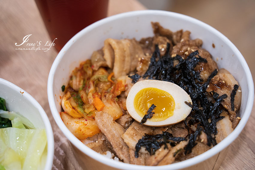 三重龍濱路上新開炭烤燒肉飯，有配菜的炭烤系列跟全肉系列，試營運的價格還可以接受 @嘿!部落!