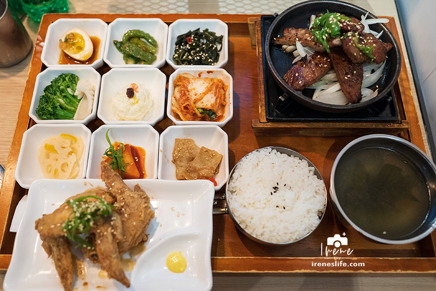 遠百A13美食，台灣自創韓式料理品牌，一個人也能吃的韓式料理，九宮格小菜好豐富 @嘿!部落!