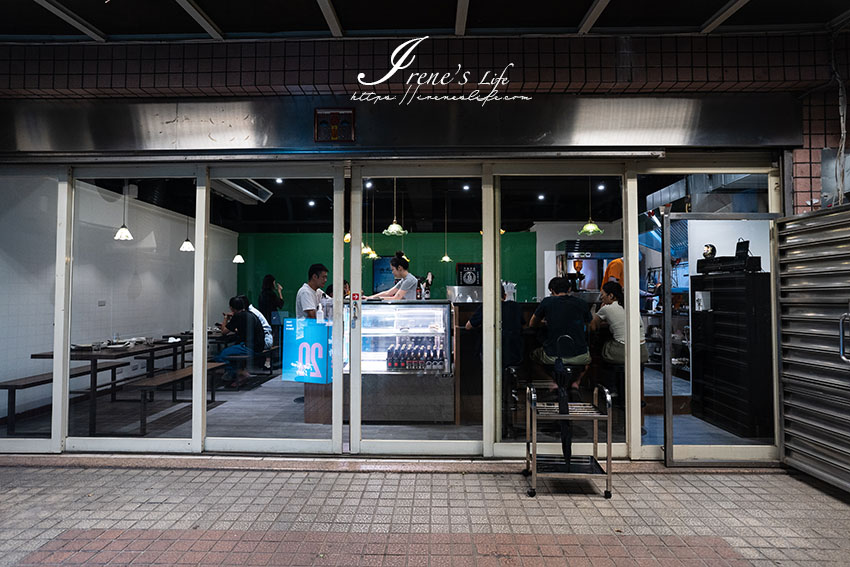 目前試營運的漢堡排飯專賣店，有看過方正的漢堡排嗎？牛肉、豬肉、雞肉都有，三種肉分別搭配不同的醬汁 @嘿!部落!