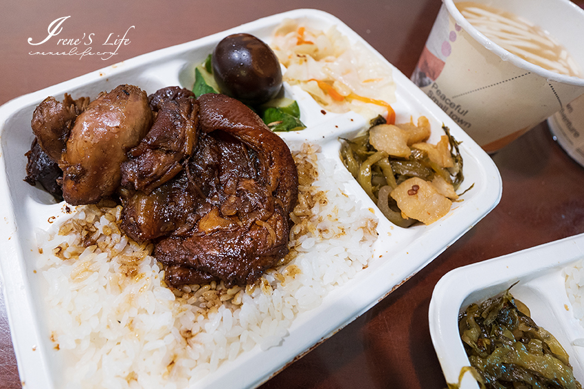 超過一甲子的台北烏金豬腳飯，東坡肉便當超好吃，再單點一份肥美的魯大腸，筍絲大骨湯無限喝 @嘿!部落!