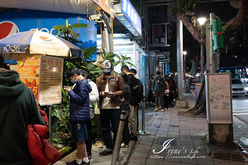 士林夜市最鬼扯的路邊攤，道地的泰國小吃，還沒開門就大排長龍，均一價55元好平價