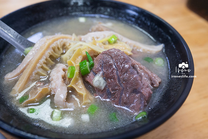 澎湖馬公美食，文康商圈早餐一條街，開門就大排長龍的北新橋牛雜湯，巨無霸煎餃誇張的大 @嘿!部落!