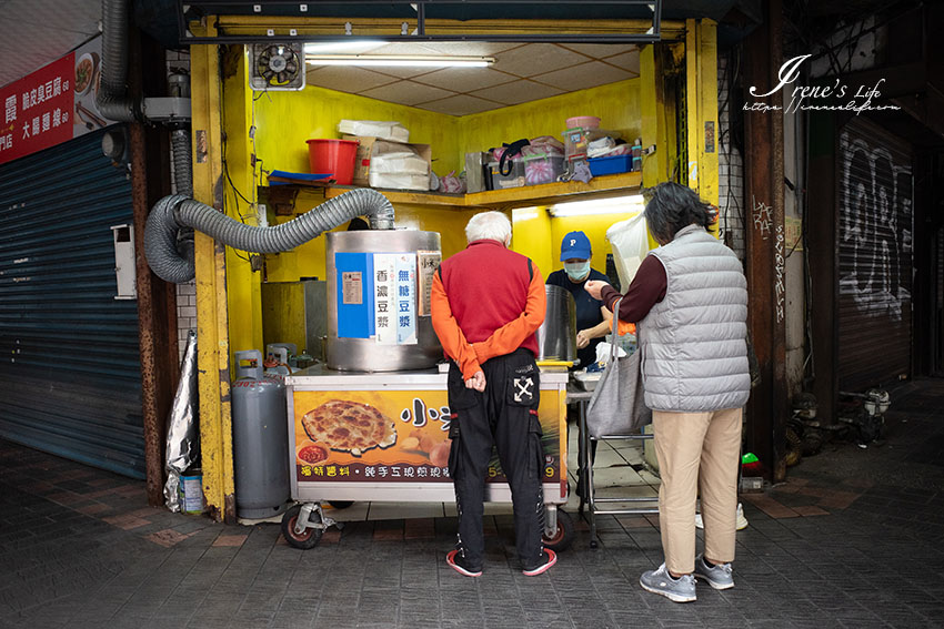 餡料爆到快捲不起來，老闆娘根本是來交朋友的，滿滿的高麗菜加九層塔蛋餅居然只要45元 @嘿!部落!
