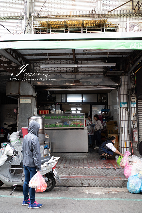 隱藏在市場裡的在地小吃店，由大小老婆一起合開的海產店，沒價目表，份量大小皆可自訂 @嘿!部落!