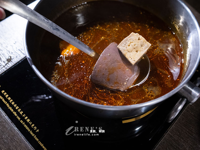 一個人的麻辣鴛鴦鍋，白飯、王子麵吃到飽，鴨血豆腐無限續加，搭配精緻九宮格 @嘿!部落!