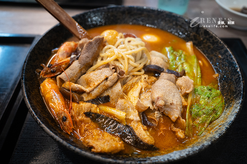 士林夜市美食推薦，想吃自己選的一帖漢方麻辣燙，還有老闆自己愛吃而兼賣的超濃蝦湯麵