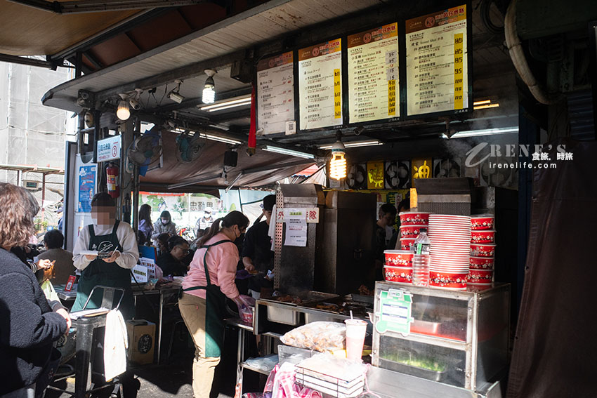 南機場夜市始終大排長龍的人氣小吃，筒仔米糕、滷肉飯、芋頭排骨酥湯都厲害 @嘿!部落!