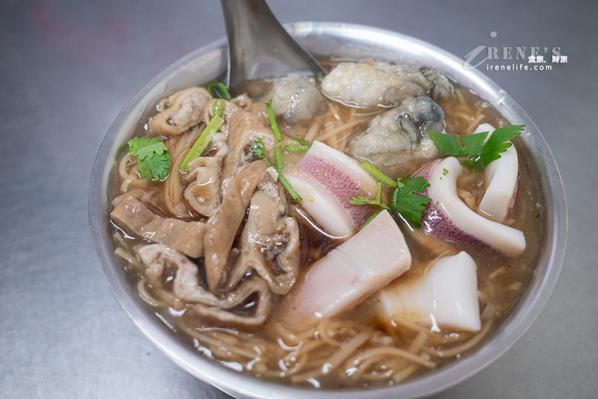 綜合麵線一次吃到大腸、鮮蚵、中卷，料多實在湯頭好，還可以配份香腸和糯米腸 @嘿!部落!