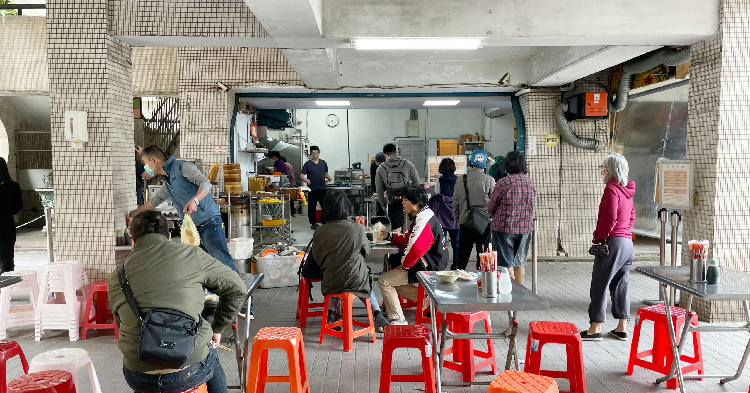 即時熱門文章：【南京復興美食】五湖豆漿，超推蛋餅夾油條(菜單)