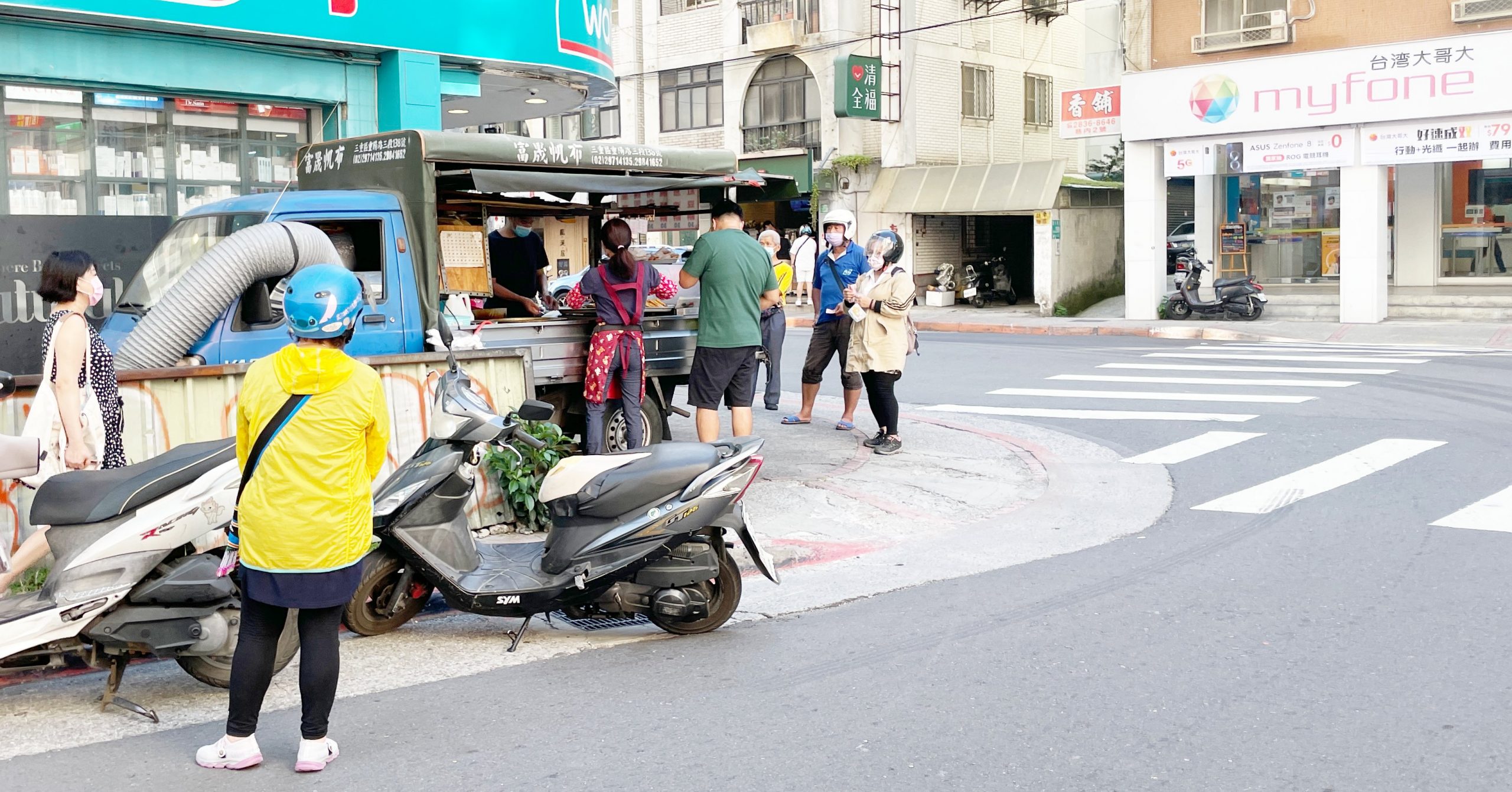 即時熱門文章：【天母美食】小貨車蔥油餅，全部都只要$30!一天只賣四小時