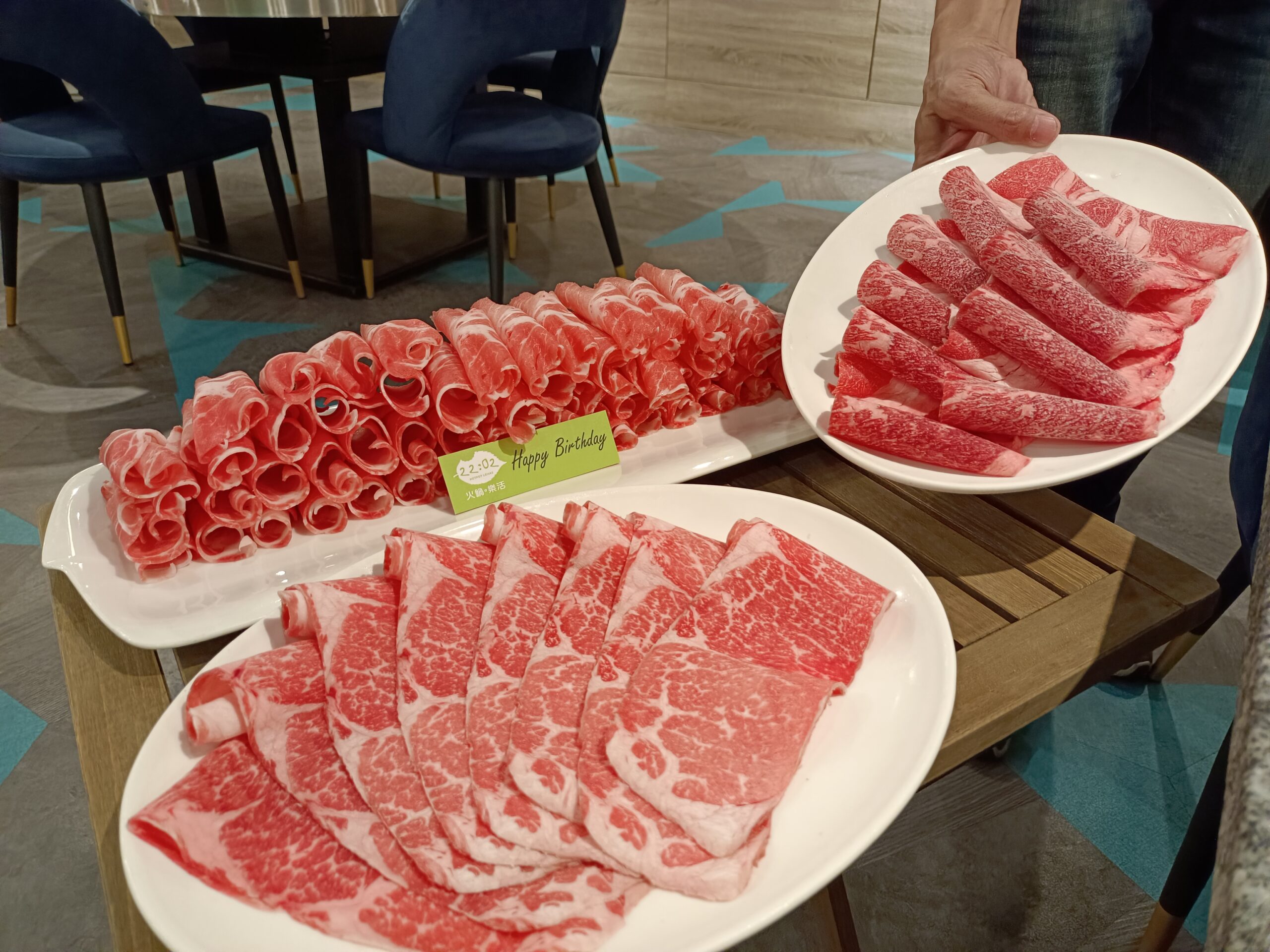 即時熱門文章：(中和火鍋)壽星優惠-當日壽星幾歲就送你幾片肉,快來揪壽星開心吃肉去-22:02 火鍋中和店(文內有全省分店資料)