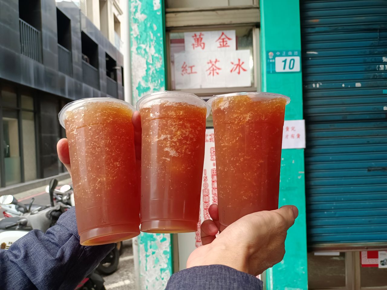 即時熱門文章：(三重美食)萬金紅茶冰,明年二月即將搬遷新址,招牌隨便茶可是一點都不隨便阿~鄰近捷運菜寮站