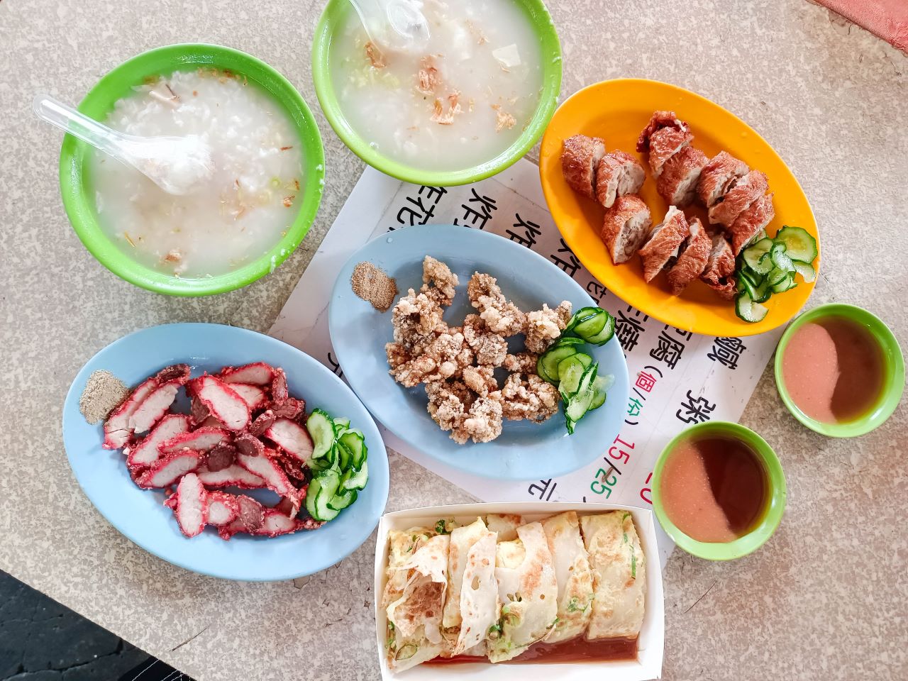 (三重美食/三重早餐)在地人傳統早餐，三重人氣美食吳記鹹粥  幸福粉漿蛋餅,軟Q口感分量十足~