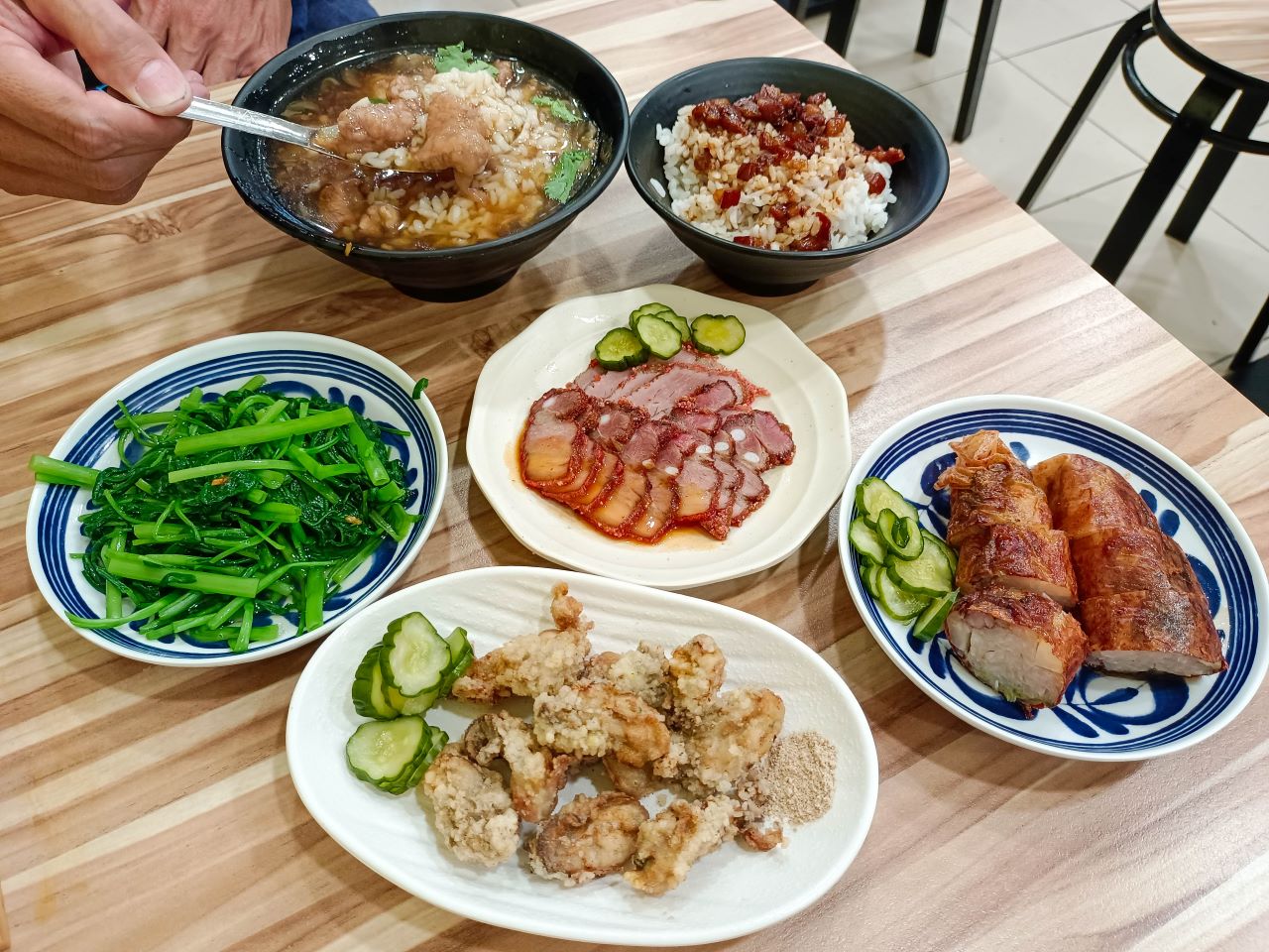 即時熱門文章：(中和美食)大邁小吃店-興南夜市內清新小店,宵夜好選擇，鄰進南勢角捷運站