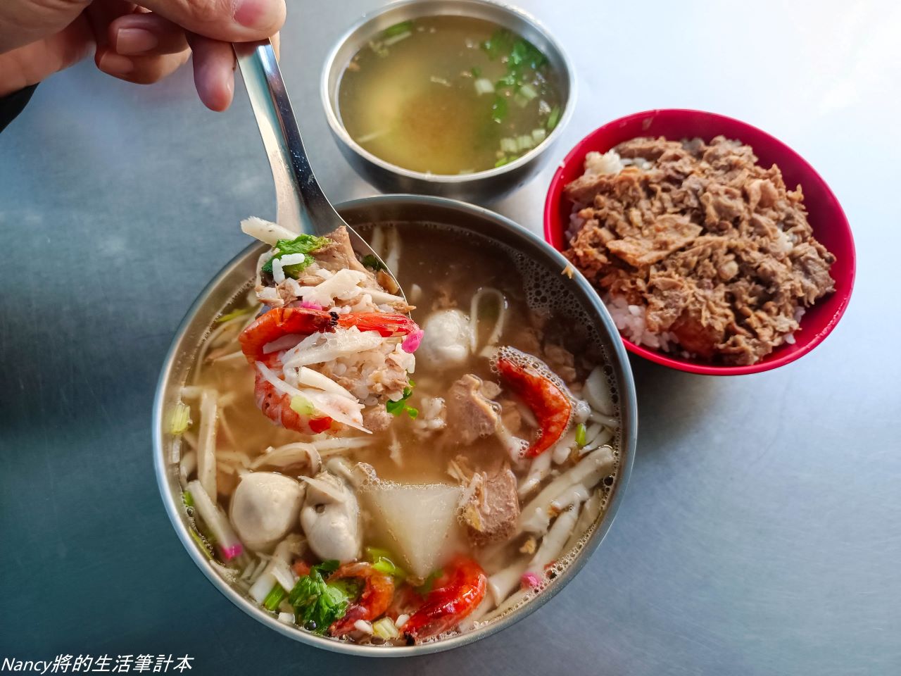 即時熱門文章：(屏東東港美食)神農宮阿珠飯-湯屏東在地人傳統早餐，超大碗飯湯才賣你70元還有滿滿鮪魚肉塊的魚仔飯