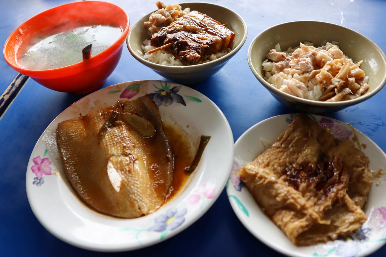 即時熱門文章：(南機場美食)岡山肉燥飯/岡山控肉飯一開門營業就客人滿滿,南機場火紅台式早午餐