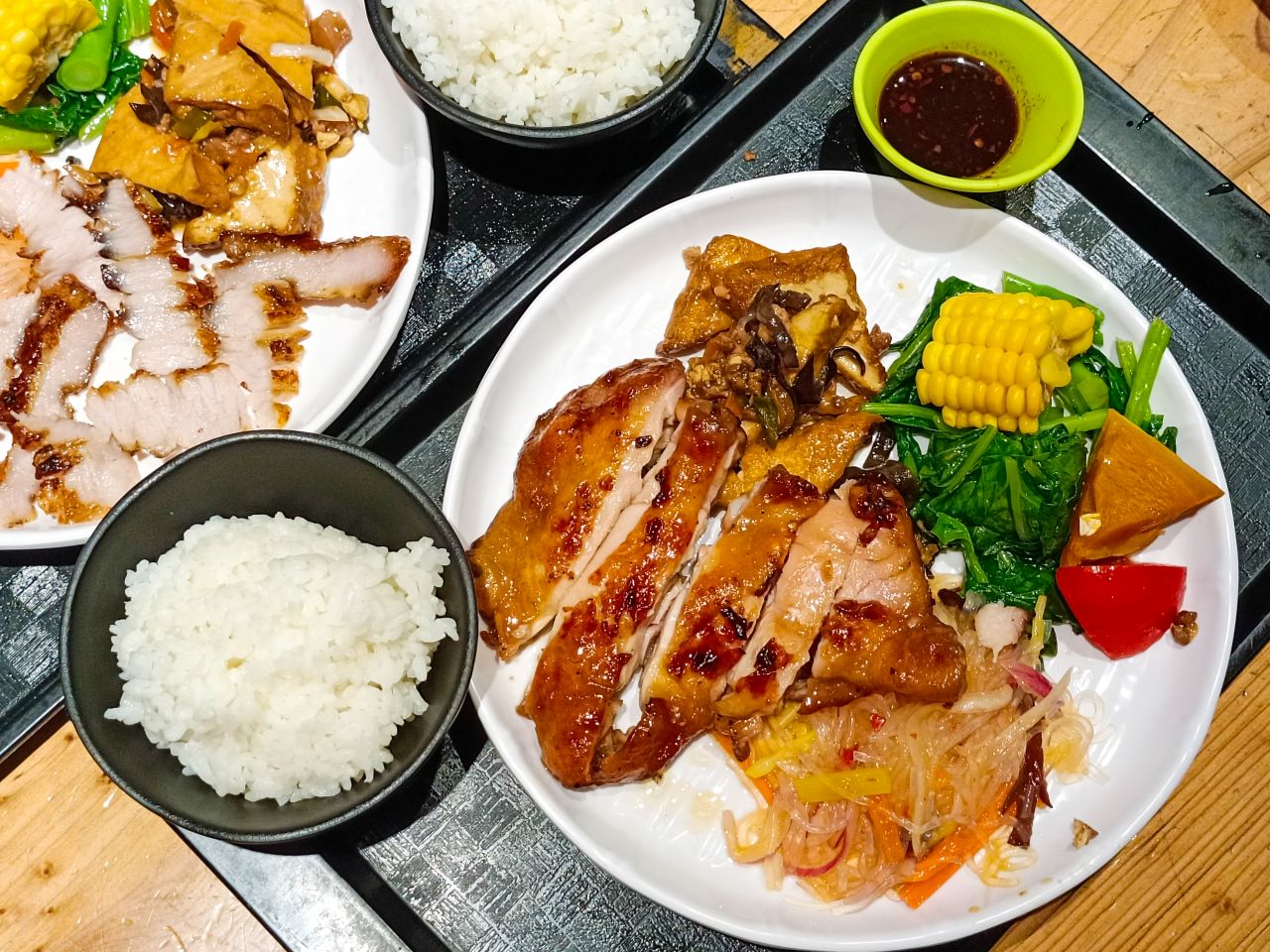 即時熱門文章：(公館美食)師大第一腿(壹森泰食堂)公館店泰式密汁便當，內用白飯、湯品無限吃到飽（內附菜單）