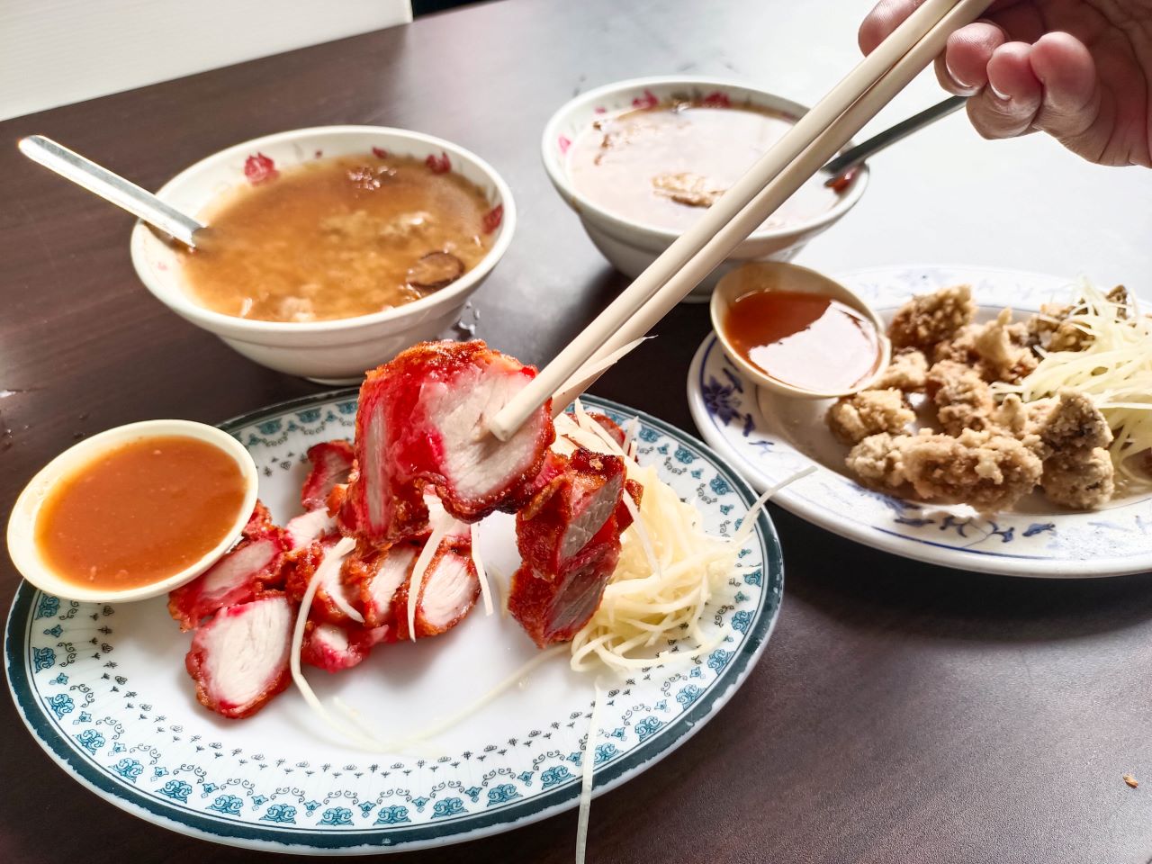 即時熱門文章：(萬華美食)萬華傳統早餐-復興口赤肉鹹粥，濃郁胡椒香氣的鹹粥早上來一碗暖心又暖胃，炸物表現也很不錯~