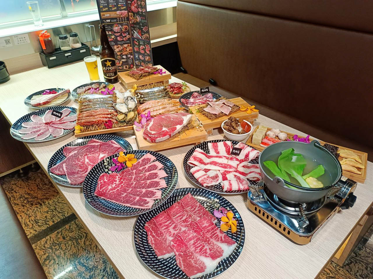 即時熱門文章：(桃園吃到飽)全台第一家軌道送餐燒肉-燒肉道，平日用餐只要$589元起就可以享用海陸燒烤大餐