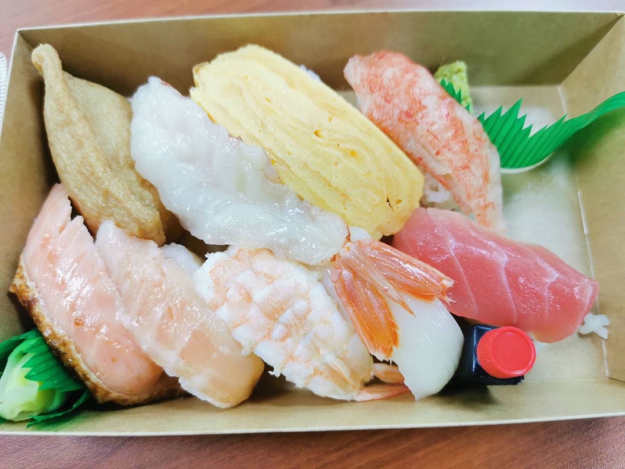 藏壽司 Kurasushi Taiwan外帶餐盒買一盒就直接送柯南扭蛋喔(全台分店陸續開賣) @嘿!部落!