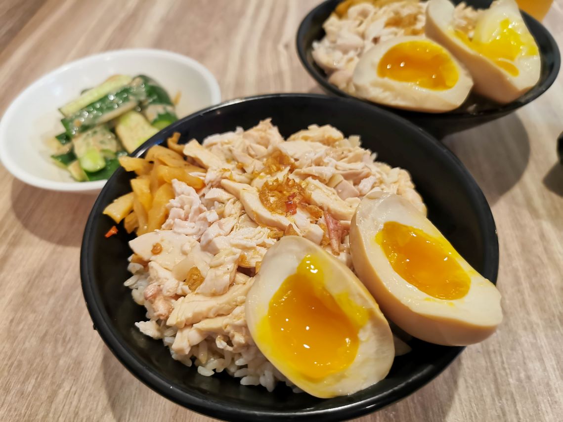 即時熱門文章：(板橋車站)板橋美食-與嘉義雞肉飯完全不一樣口感的雞肉飯,鮮嫩口感飽水度高,高CP值溏心蛋必點-阿嘉職人雞肉飯