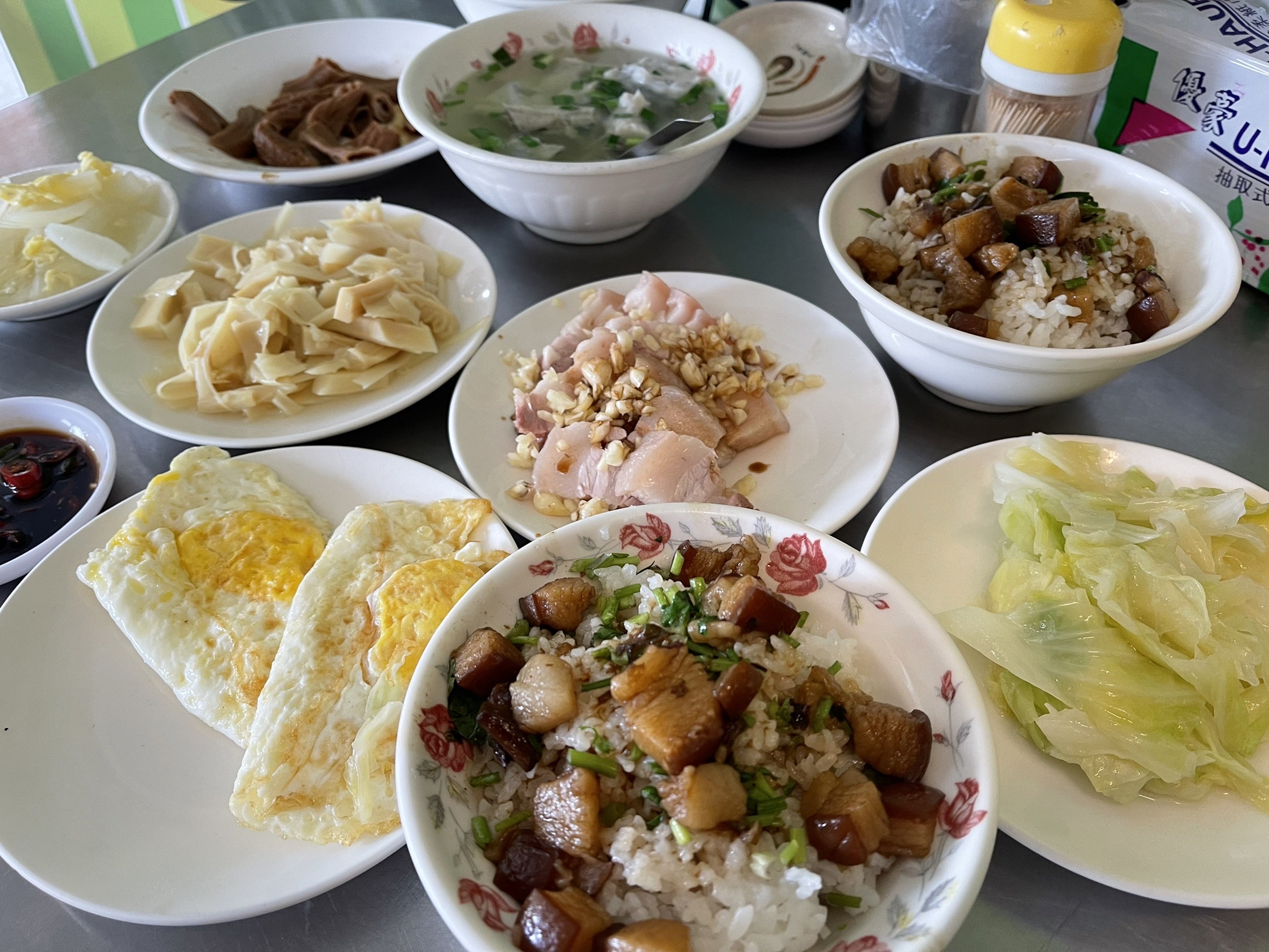 即時熱門文章：[台南] 阿和肉燥飯，超過30年的台南在地早餐，魚皮湯與豐富小菜一早就超滿足！