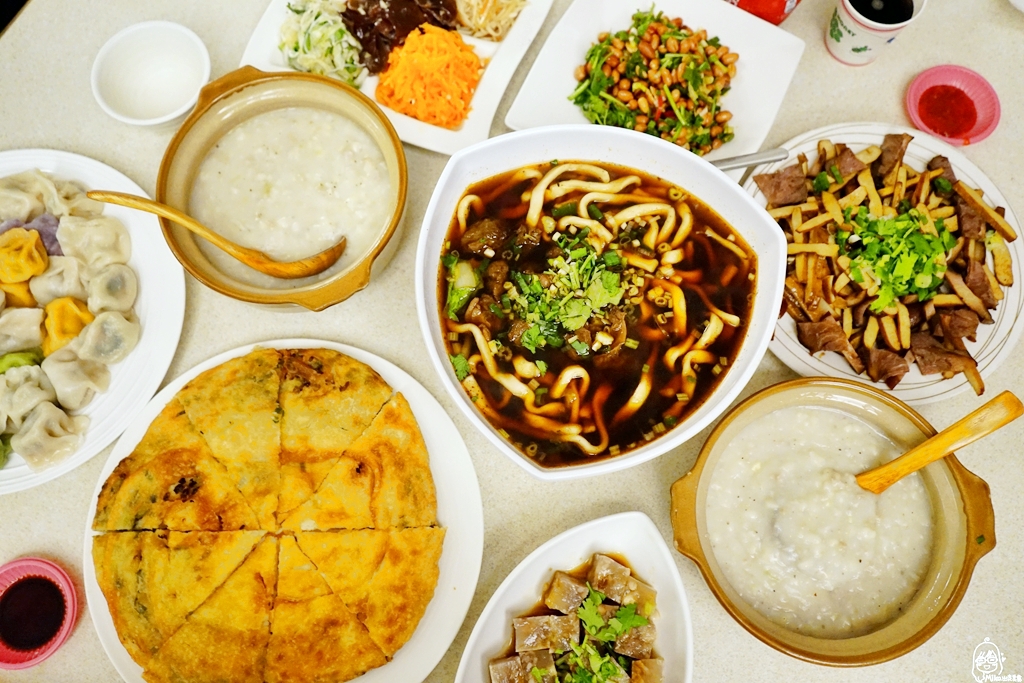 『台中。和平』 山東開心小館｜谷關溫泉區 周邊推薦美食  白色歐風建築賣道地山東眷村料理  必吃手工蔥油餅。 @嘿!部落!