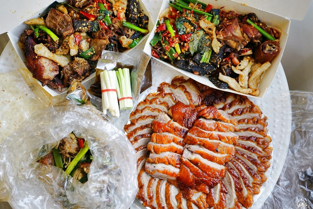 『桃園。八德』 邊境烤鴨&nbsp; 八德店｜真正一鴨三吃  片鴨、炒鴨架、鹹酥鴨！尤其最推鹹酥鴨 先炸後大火快炒 辣的過癮、香酥入味 還可以加料。 @嘿!部落!