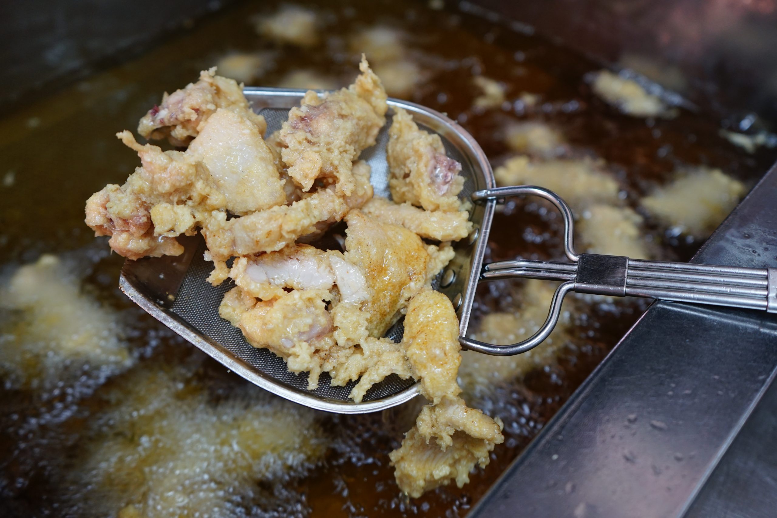 『桃園。美食』 中正香香鹹酥雞｜永和市場美食 全桃園最早開店的鹹酥雞攤  從中午賣到凌晨  在地老字號必吃。 @嘿!部落!