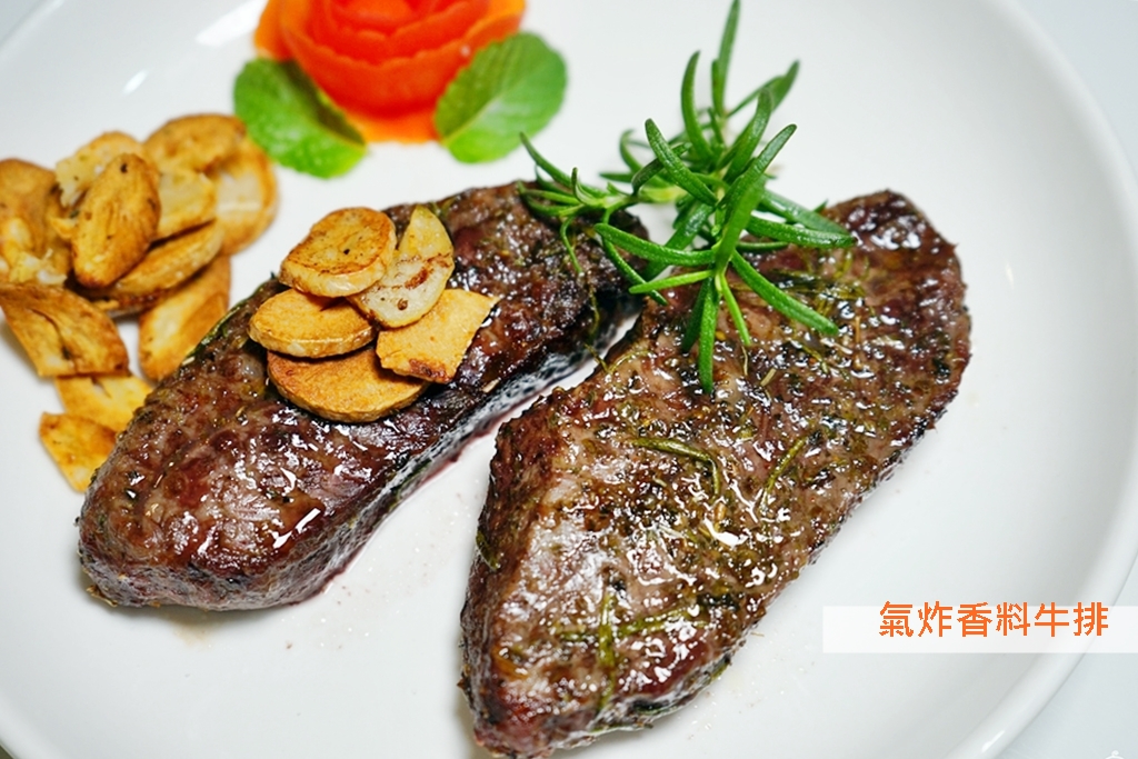 『懶人。料理』 氣炸香料牛排｜芷要上菜 氣炸鍋出好料  氣炸牛排就是這麼簡單 蒜酥也可以一氣呵成  實用好料理。 @嘿!部落!