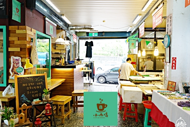 『基隆。暖暖』 小市場咖啡｜源遠市場內 瀰漫著咖啡香的市場日常  衝突但美好 更是街貓中途之家  還有可愛的手繪文創商品 描述著市場日常與基隆意象。 @嘿!部落!
