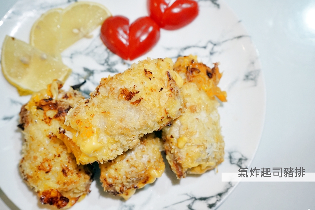 『懶人。料理』 氣炸起司豬排｜芷要上菜 氣炸鍋出好料  小朋友最愛的起司豬排  不用起油鍋 用氣炸鍋也能炸出酥脆感。 @嘿!部落!