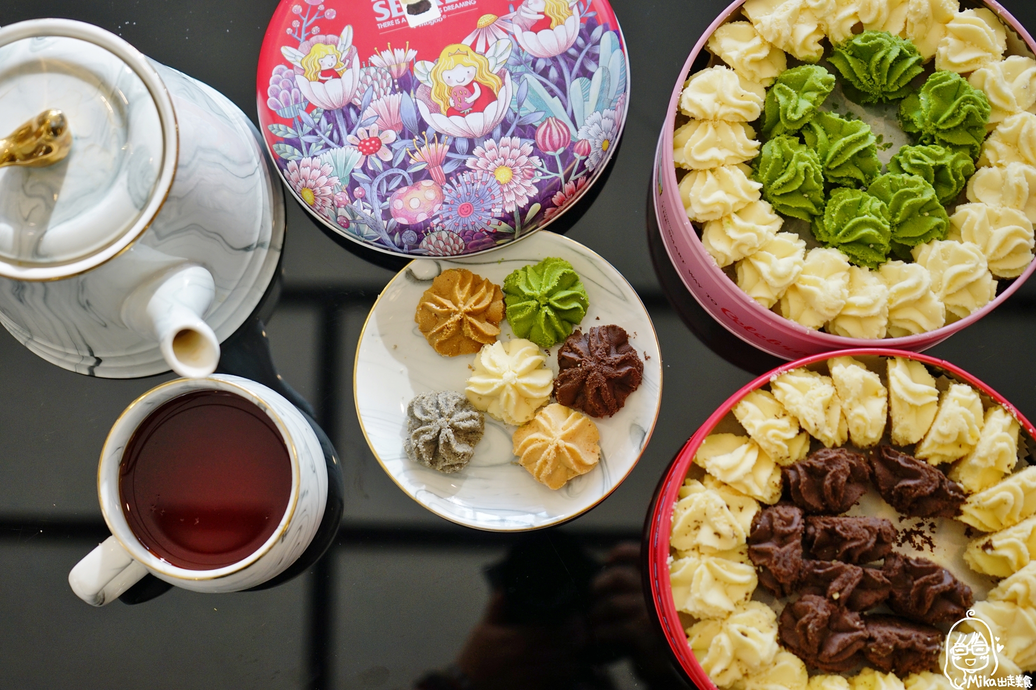 『台中。西屯』 愛威Cookies Shop 鐵盒手工曲奇餅乾 1/7~1/29快閃台中大遠百｜來自大甲的必買伴手禮 我心目中第一名的曲奇餅 大遠百快閃價全面95折還有滿額贈好禮  報我名字還有打9折粉絲價喔。 @嘿!部落!