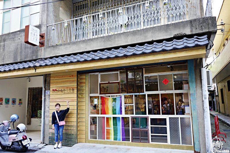 【新竹】玫瑰色二手書店｜老宅新生變身文青二手書店 老屋內藏著超美採光中庭，用書香延續舊城老屋的浪漫，閱讀是一輩子的事。 @嘿!部落!