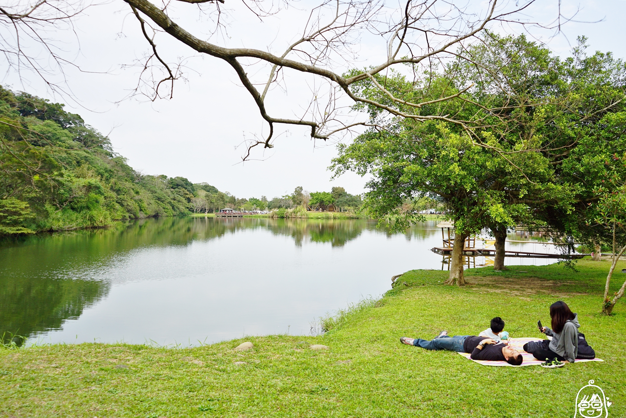 『桃園。龍潭』 三坑自然生態公園｜龍潭山谷間的一池幽靜深潭，湖光水色、四季皆美。採用生態工法建造的生態湖，可戲水、草坪野餐、放風箏等…龍潭親子推薦景點。 @嘿!部落!